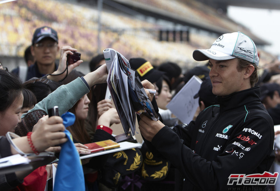 Nico Rosberg atiende a los aficionados del paddock de Shanghái