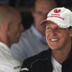 Michael Schumacher sonríe ante los fotógrafos