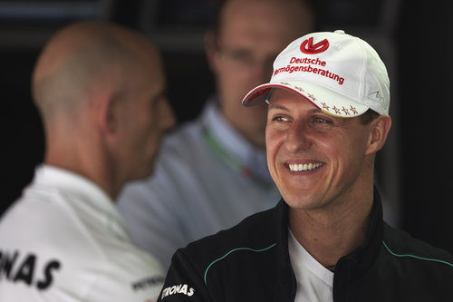 Michael Schumacher sonríe ante los fotógrafos