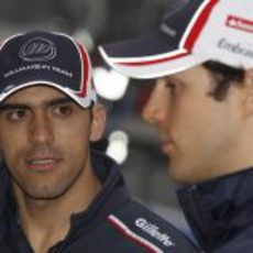 Pastor Maldonado habla con Bruno Senna antes de comenzar los libres 3