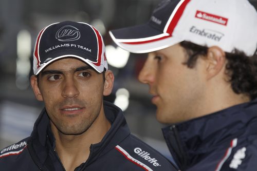 Pastor Maldonado habla con Bruno Senna antes de comenzar los libres 3