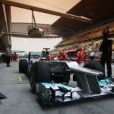 Michael Schumacher hace un pit stop durante los entrenamientos libres del GP de China