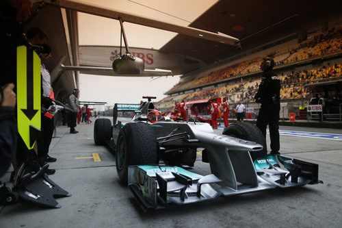 Michael Schumacher hace un pit stop durante los entrenamientos libres del GP de China