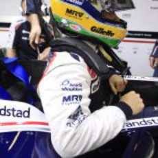 Bruno Senna se introduce en el habitáculo de su FW34