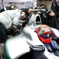 Michael Schumacher en el box de Mercedes durante los libres del GP de China