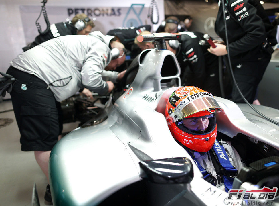 Michael Schumacher en el box de Mercedes durante los libres del GP de China