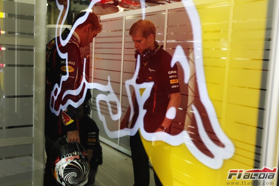 Sebastian Vettel habla con su ingeniero de pista