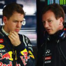 Christian Horner habla con Sebastian Vettel después de la clasificación de Shanghái