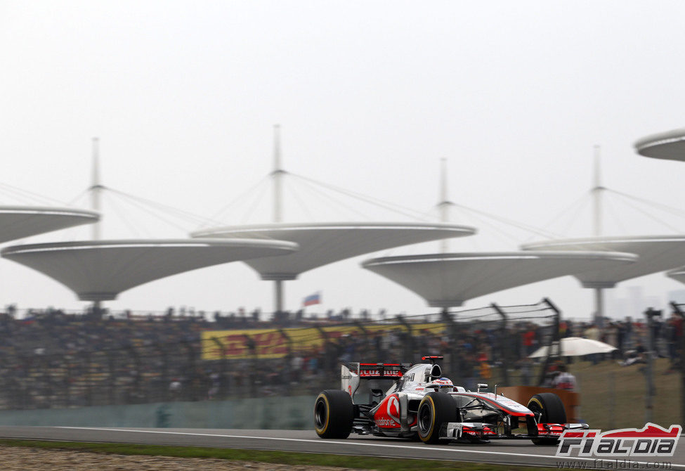 Jenson Button pilota su McLaren sobre el sinuoso trazado de Shanghái