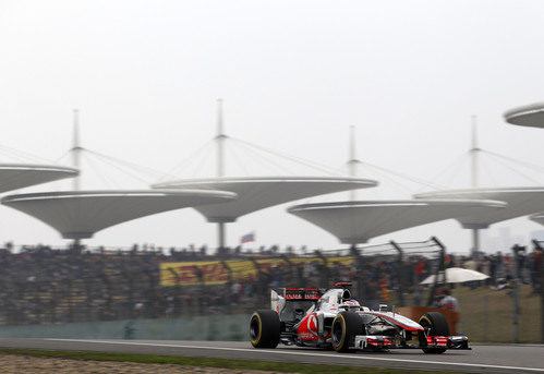 Jenson Button pilota su McLaren sobre el sinuoso trazado de Shanghái