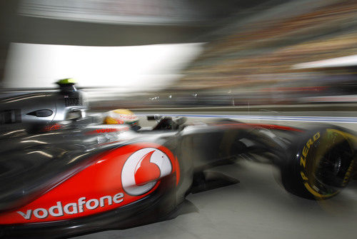 Lewis Hamilton sale del box de McLaren en el Circuito de Shanghái