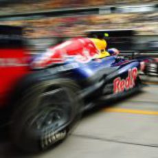 Mark Webber sale del box para afrontar la clasificación del GP de China