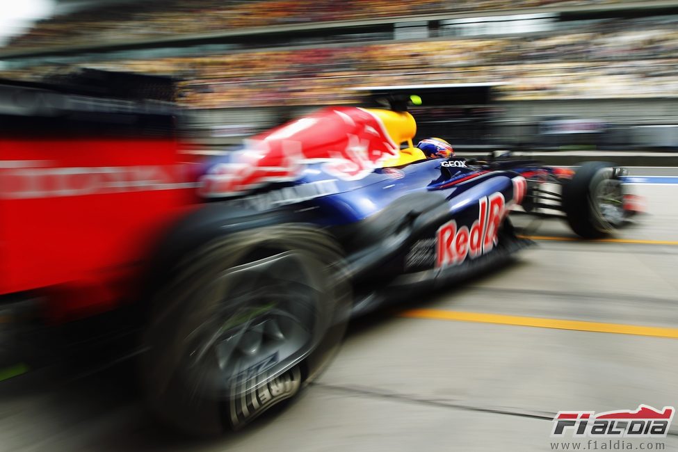Mark Webber sale del box para afrontar la clasificación del GP de China