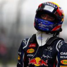 Mark Webber se dirige al box pensativo