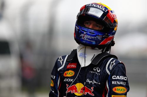 Mark Webber se dirige al box pensativo