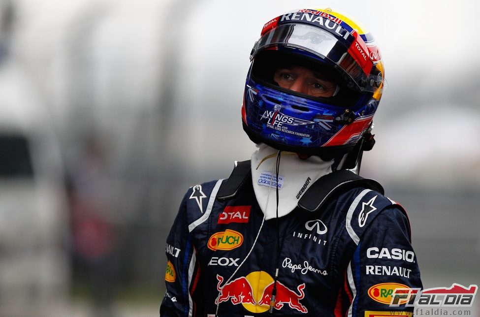 Mark Webber se dirige al box pensativo