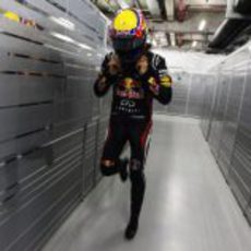 Mark Webber dentro del box del equipo Red Bull