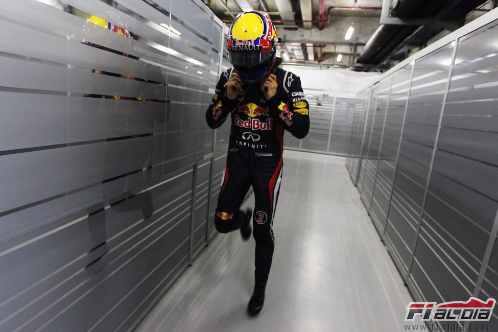 Mark Webber dentro del box del equipo Red Bull