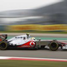 Lewis Hamilton pilota el MP4-27 durante la clasificación del GP de China