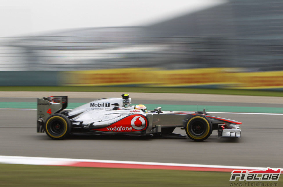 Lewis Hamilton pilota el MP4-27 durante la clasificación del GP de China