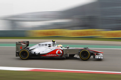 Lewis Hamilton pilota el MP4-27 durante la clasificación del GP de China