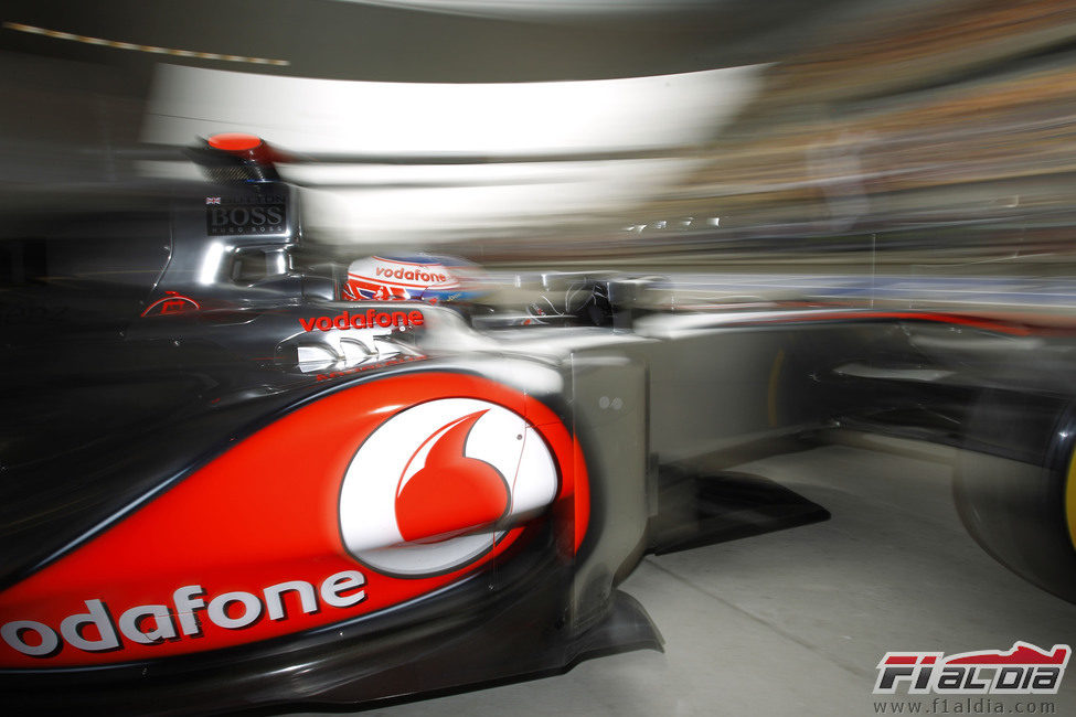 Jenson Button sale al asfalto del Circuito de Shanghái para afrontar la clasificación