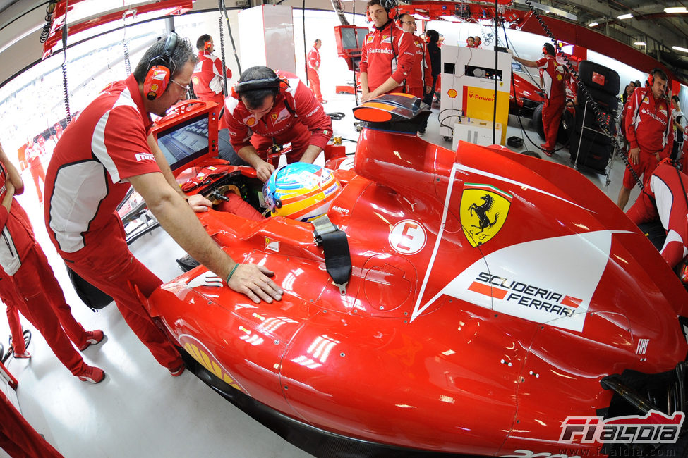 Fernando Alonso se concentra antes de rodar en la Q3