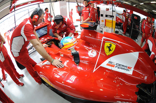 Fernando Alonso se concentra antes de rodar en la Q3