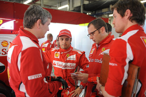 Stefano Domenicali habla con Felipe Massa tras no pasar de la Q2 