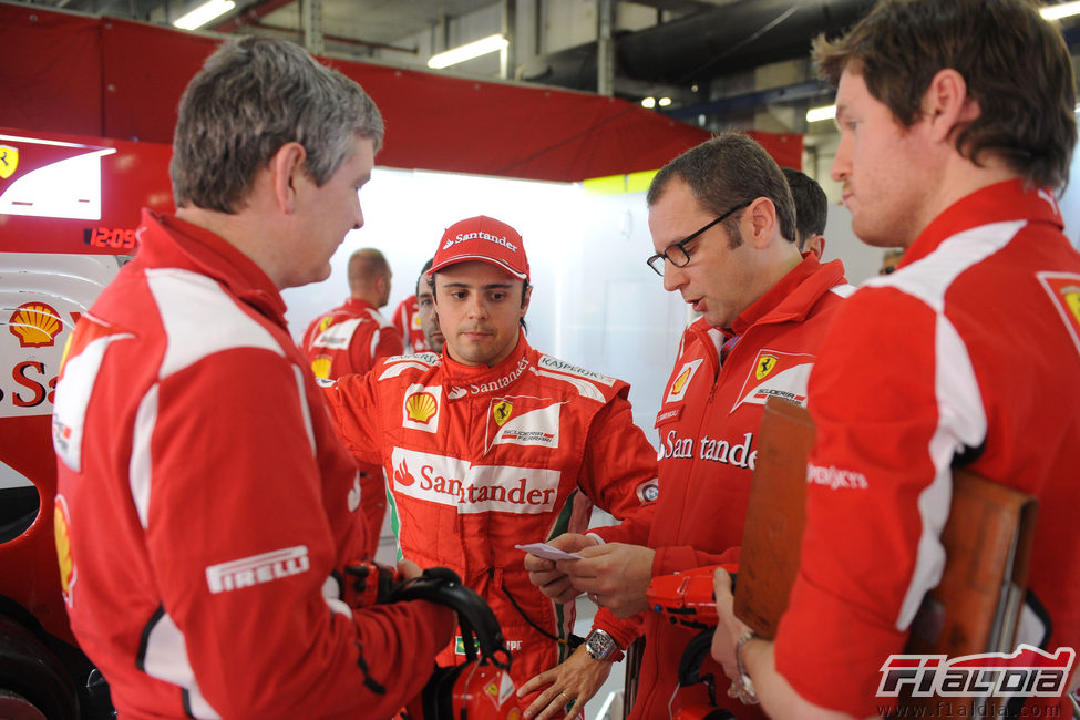 Stefano Domenicali habla con Felipe Massa tras no pasar de la Q2 