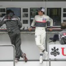 Sergio Pérez en el muro de Sauber en el Circuito de Shanghái