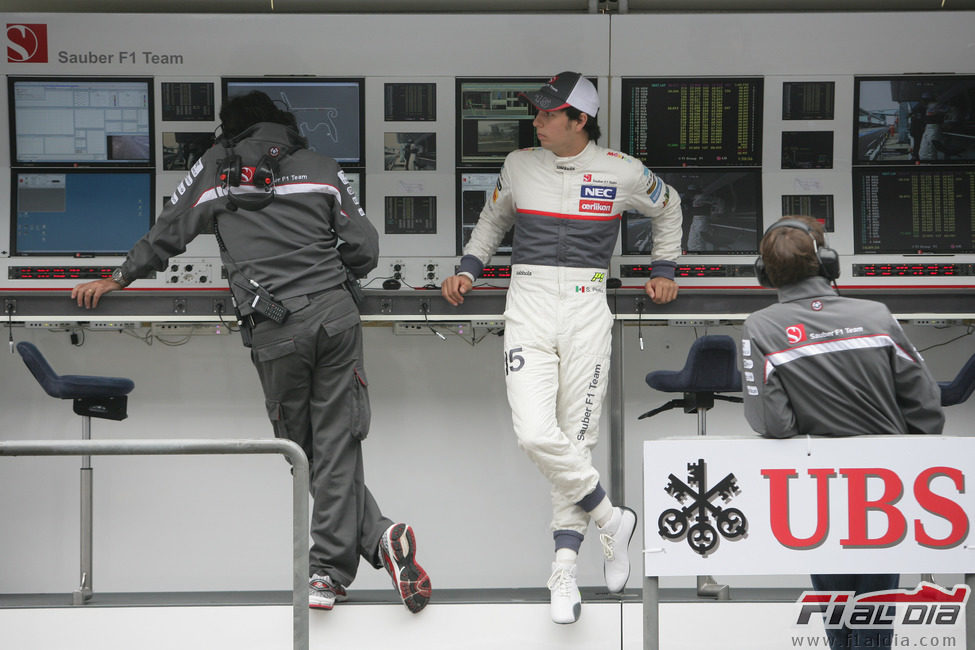 Sergio Pérez en el muro de Sauber en el Circuito de Shanghái