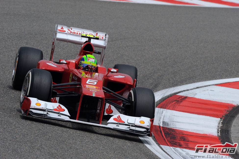 Felipe Massa prepara el 'set up' del F2012 en los terceros libres
