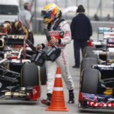 Lewis Hamilton tras bajarse del coche en la clasificación del GP de China 2012