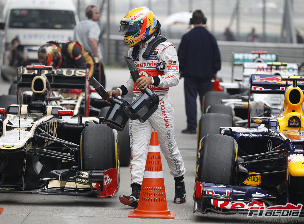 Lewis Hamilton tras bajarse del coche en la clasificación del GP de China 2012