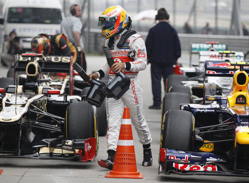 Lewis Hamilton tras bajarse del coche en la clasificación del GP de China 2012