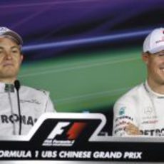 Nico Rosberg y Michael Schumacher en la rueda de prensa del sábado en China