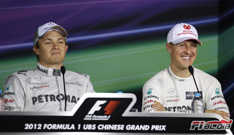 Nico Rosberg y Michael Schumacher en la rueda de prensa del sábado en China