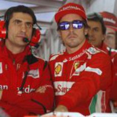 Fernando Alonso con gafas de sol en su box