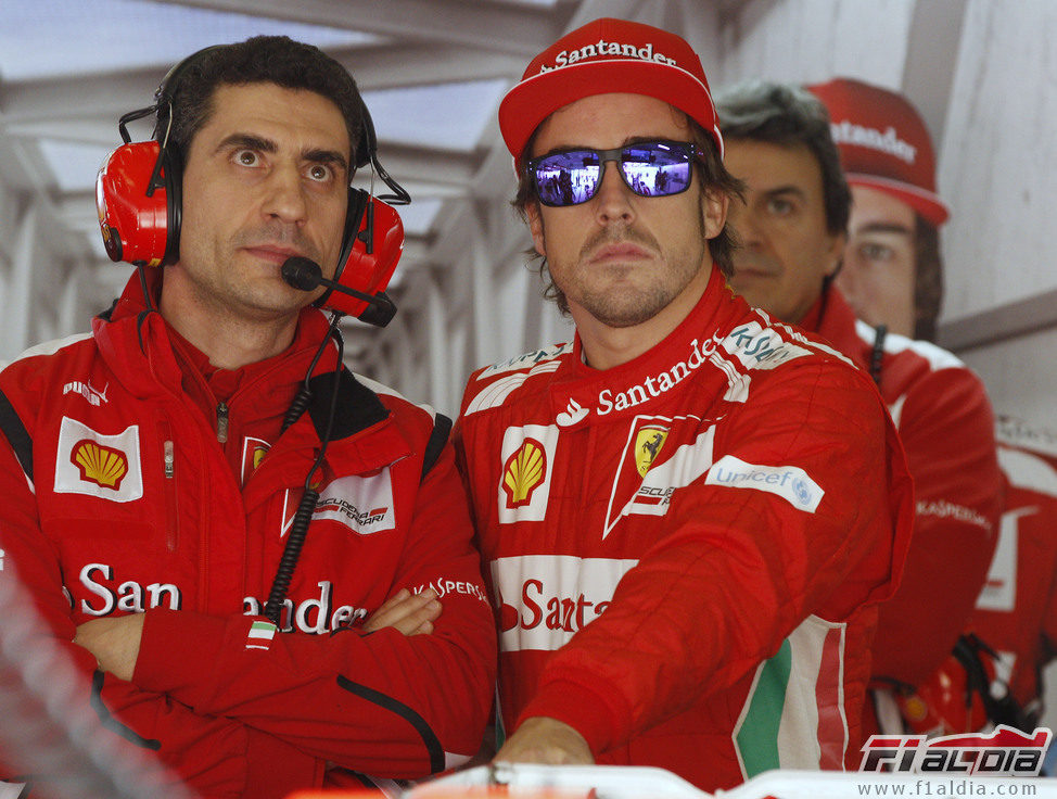 Fernando Alonso con gafas de sol en su box