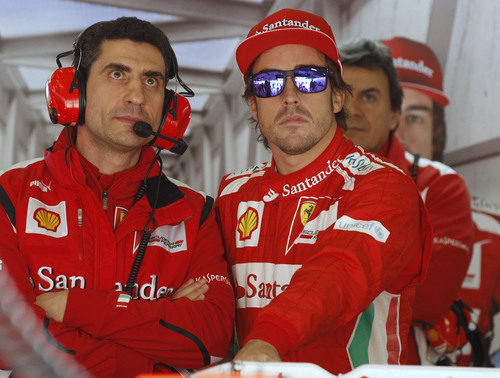 Fernando Alonso con gafas de sol en su box