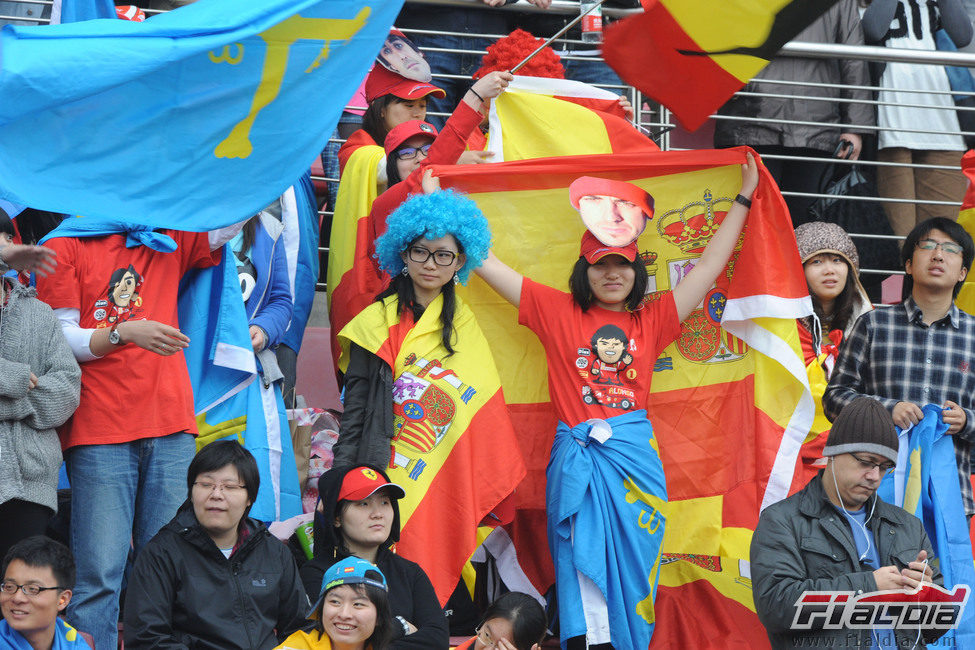 Aficionados de Fernando Alonso en el circuito de Shanghái