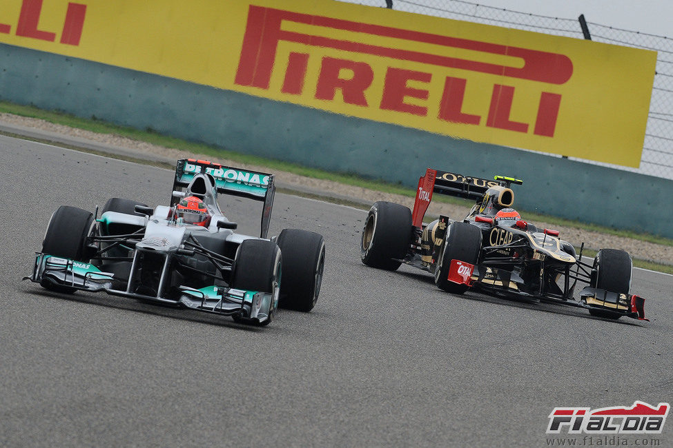 Michael Schumacher y Romain Grosjean en los libres de China 2012