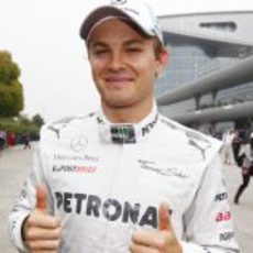 Nico Rosberg celebra su primera pole en la Fórmula 1