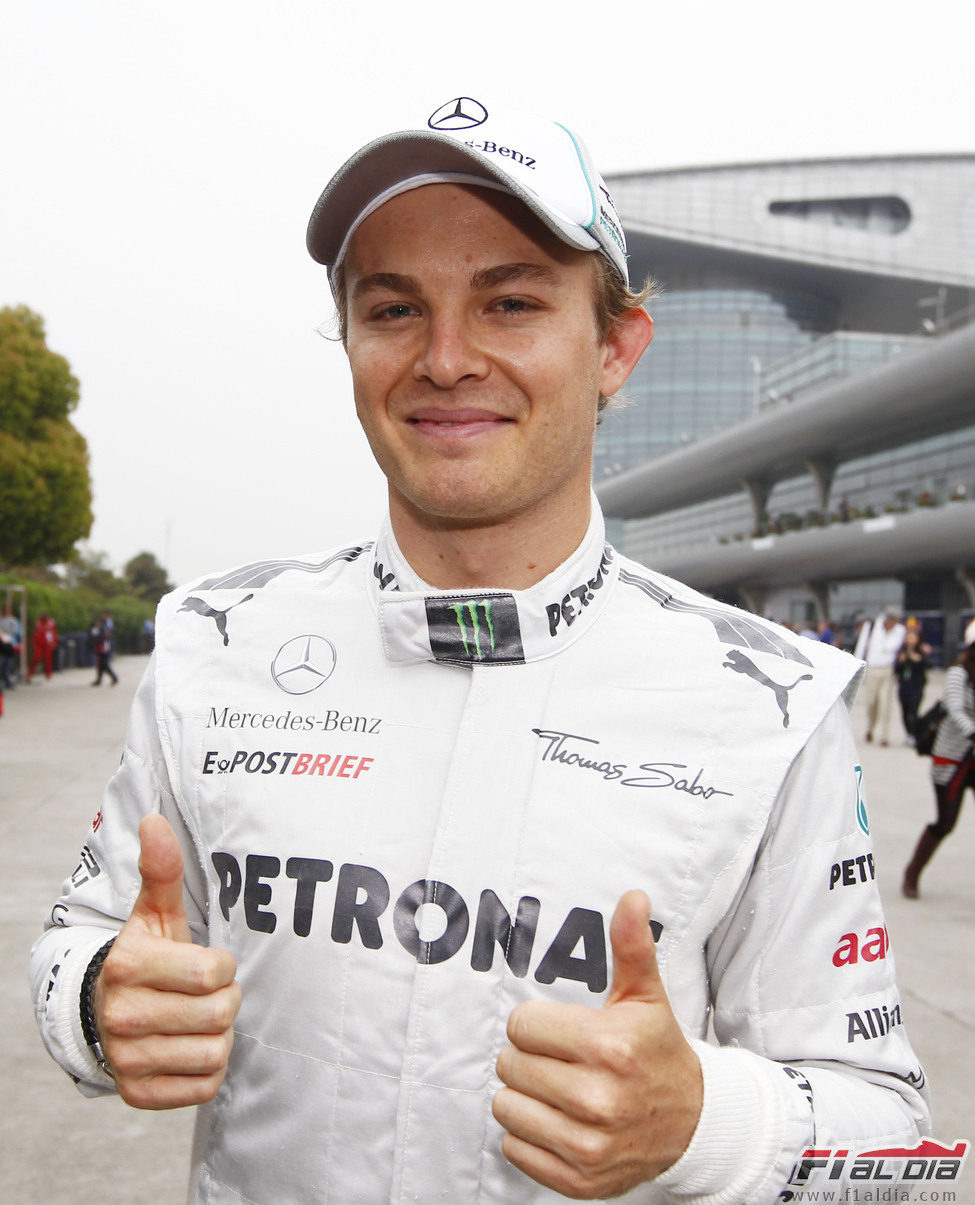 Nico Rosberg celebra su primera pole en la Fórmula 1