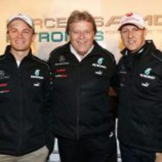 Norbert Haug celebra la primera fila de Mercedes junto a los dos pilotos del equipo