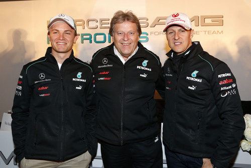 Norbert Haug celebra la primera fila de Mercedes junto a los dos pilotos del equipo