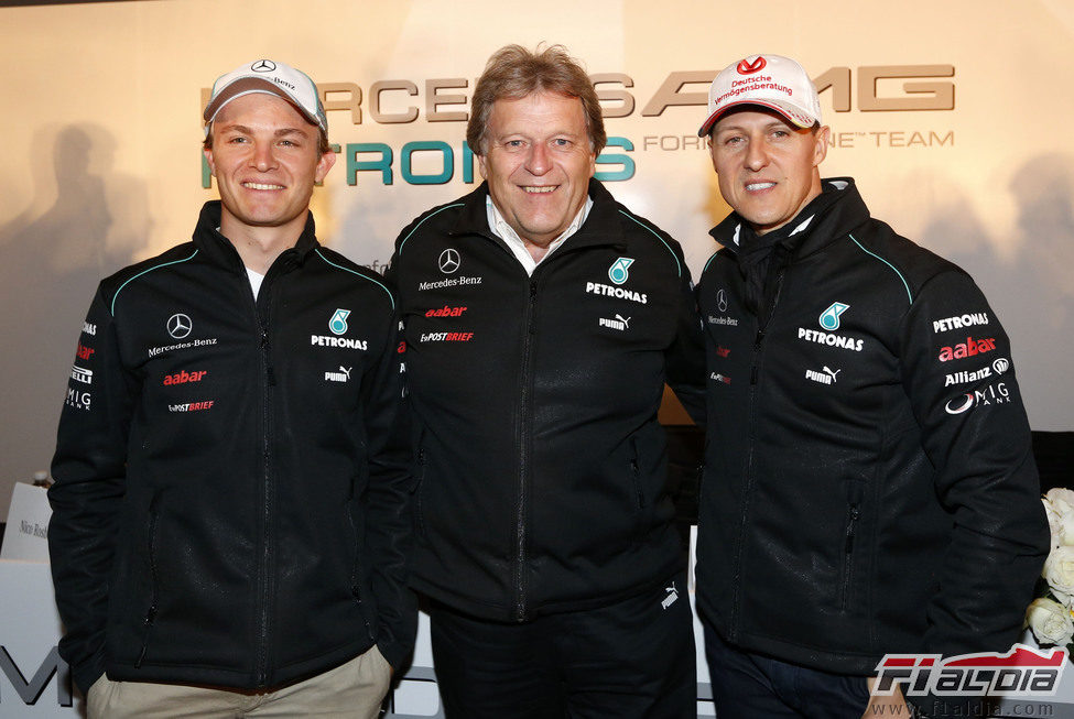 Norbert Haug celebra la primera fila de Mercedes junto a los dos pilotos del equipo