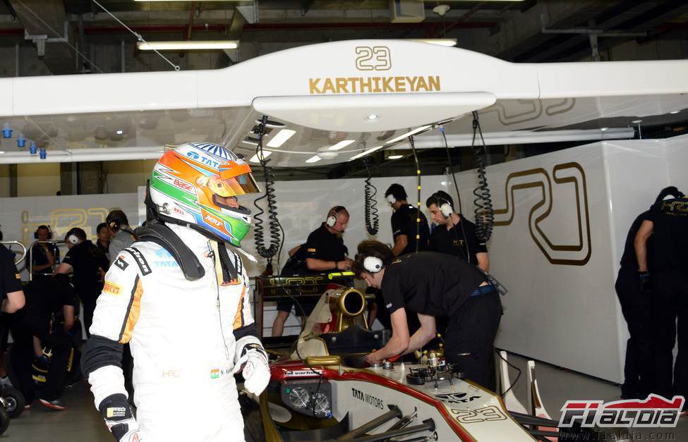 Karthikeyan sale a pie del garaje de HRT