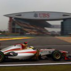 Pedro de la Rosa entra al 'pit lane' en clasificación